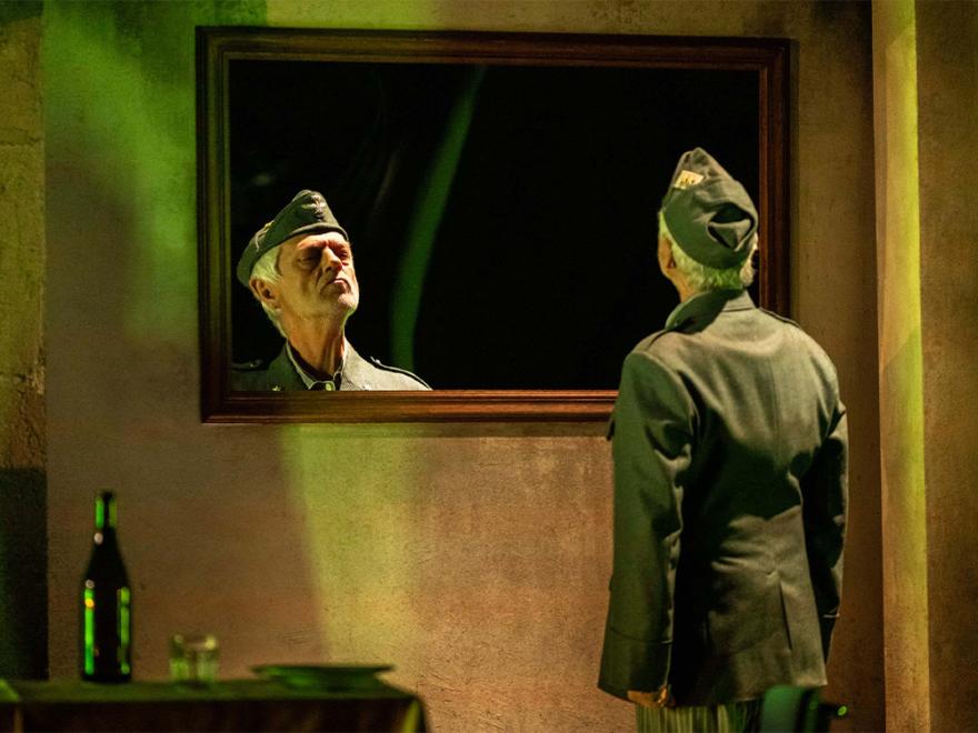 Fabrizio Bentivoglio in una scena di "Variazioni sul modello di Kraeplin", credit @MasiarPasquali