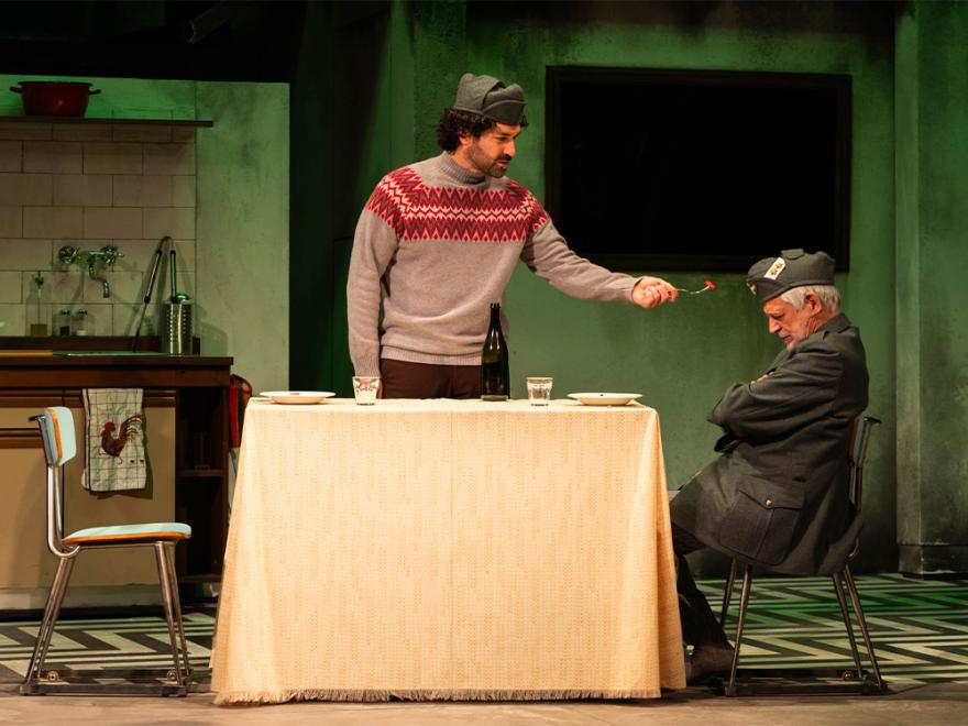 Da sinistra: Simone Tangolo e Fabrizio Bentivoglio in una scena di "Variazioni sul modello di Kraeplin", credit @MasiarPasquali