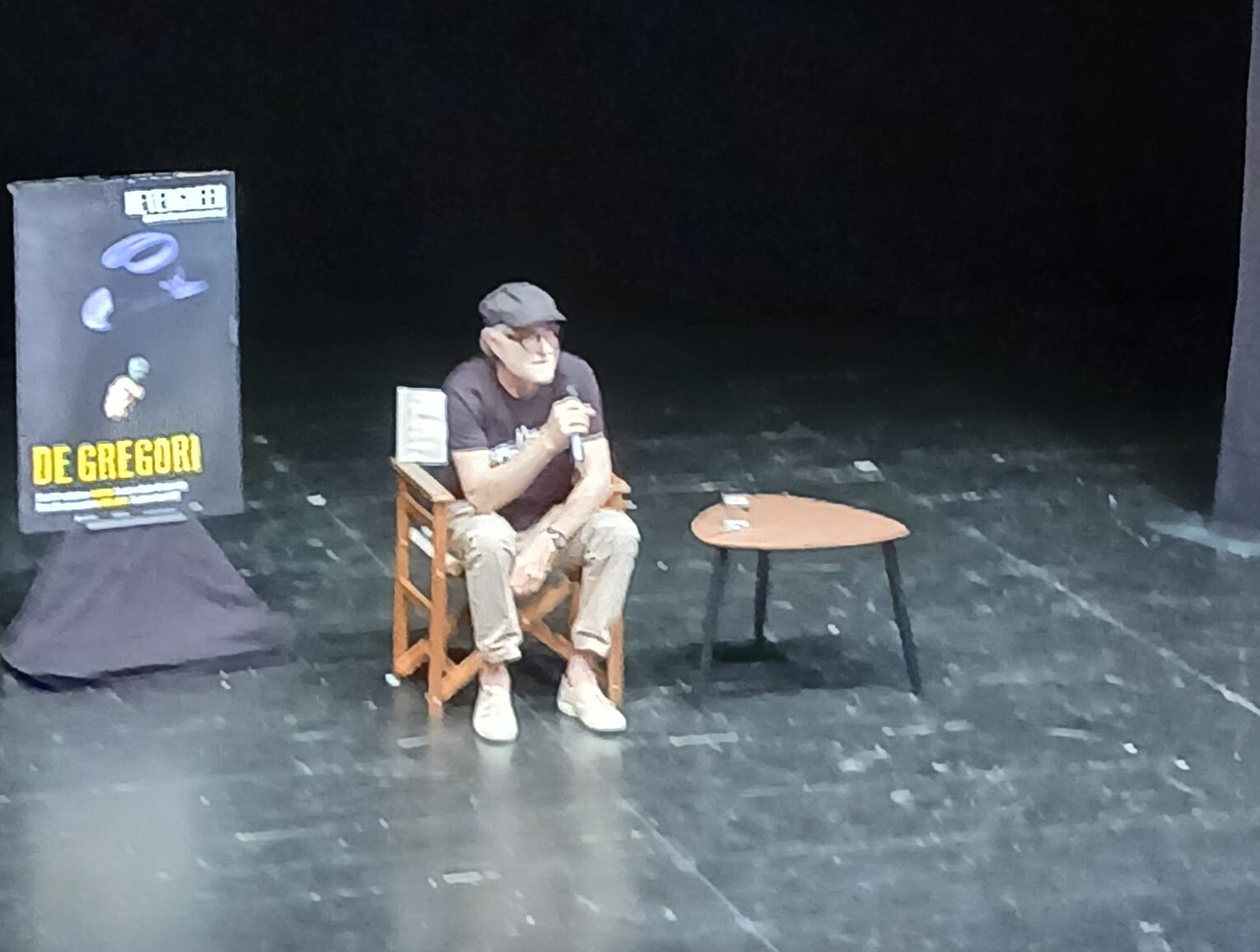 De Gregori sul palco del Teatro Out Off a presentare il suo nuovo disco e documentario, credit @martacalcagno