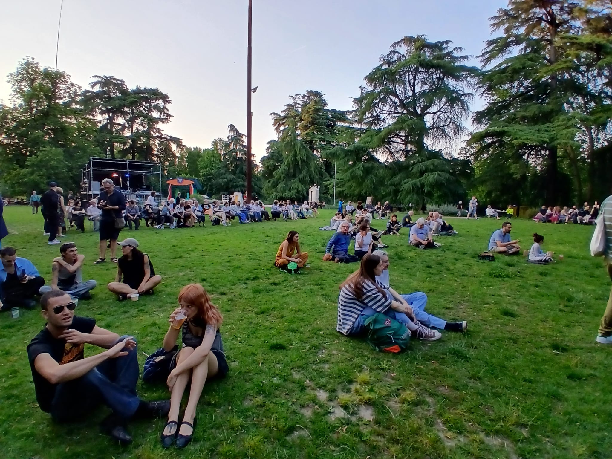 Il pubblico sul prato dei Giardini della Triennale, credit @martacalcagno