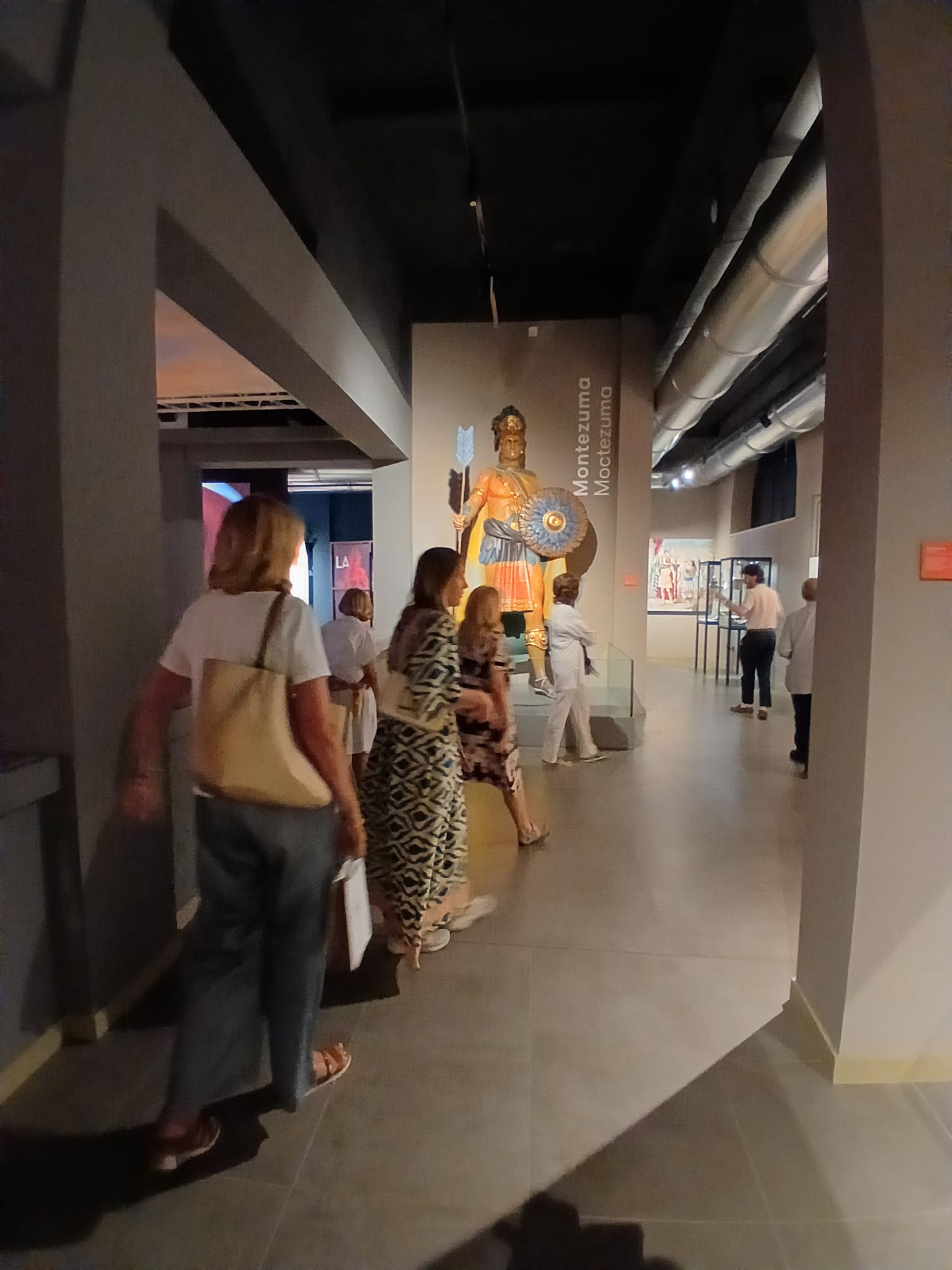 Un gruppo di visitatori percorrono il Museo, credit @MartCalcagno