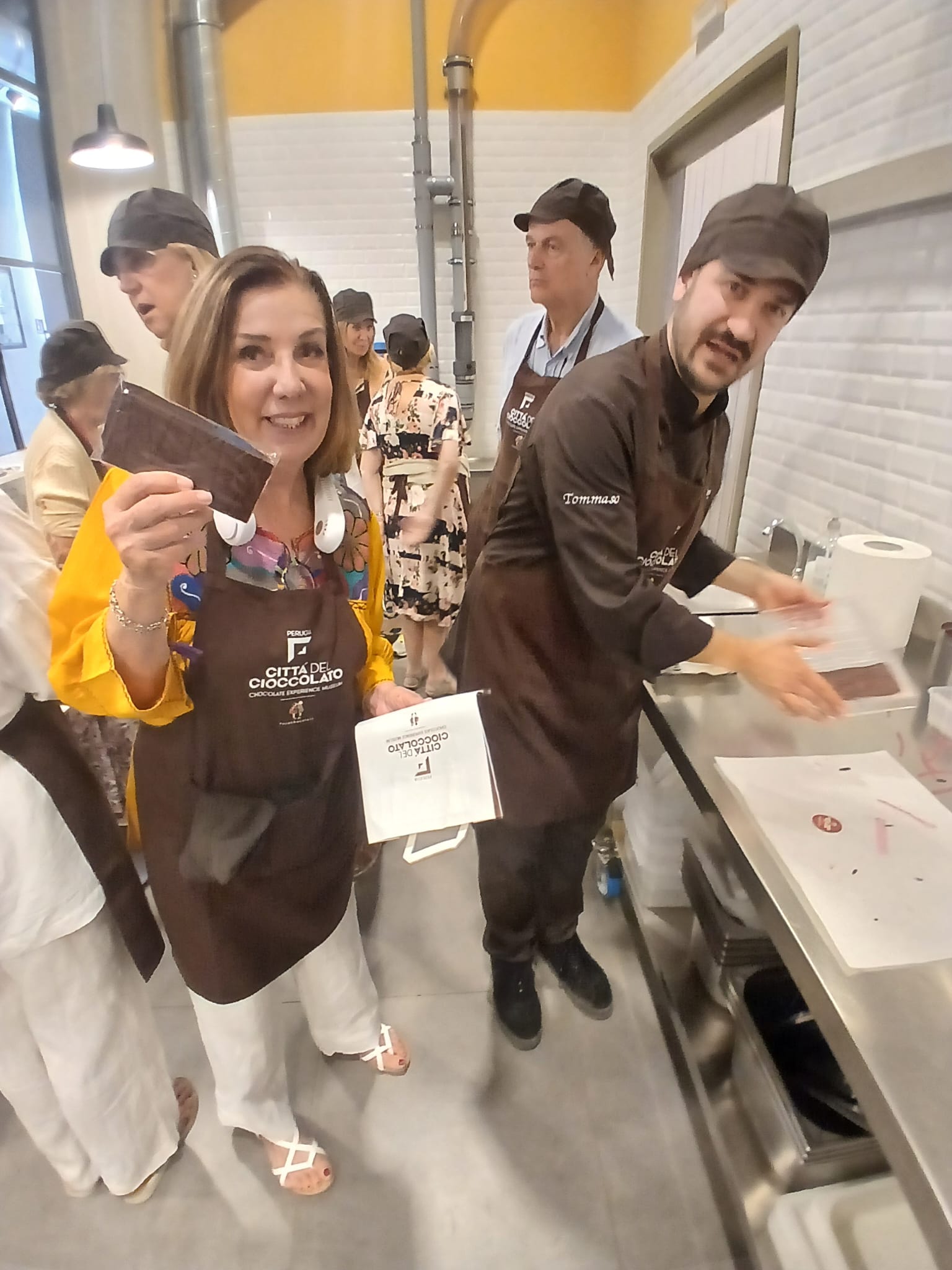 Una visitatrice ha terminato la sua barretta nell'esperienza "Bean to bean" con il Maestro Cioccolataio, credit @MartaCalcagno