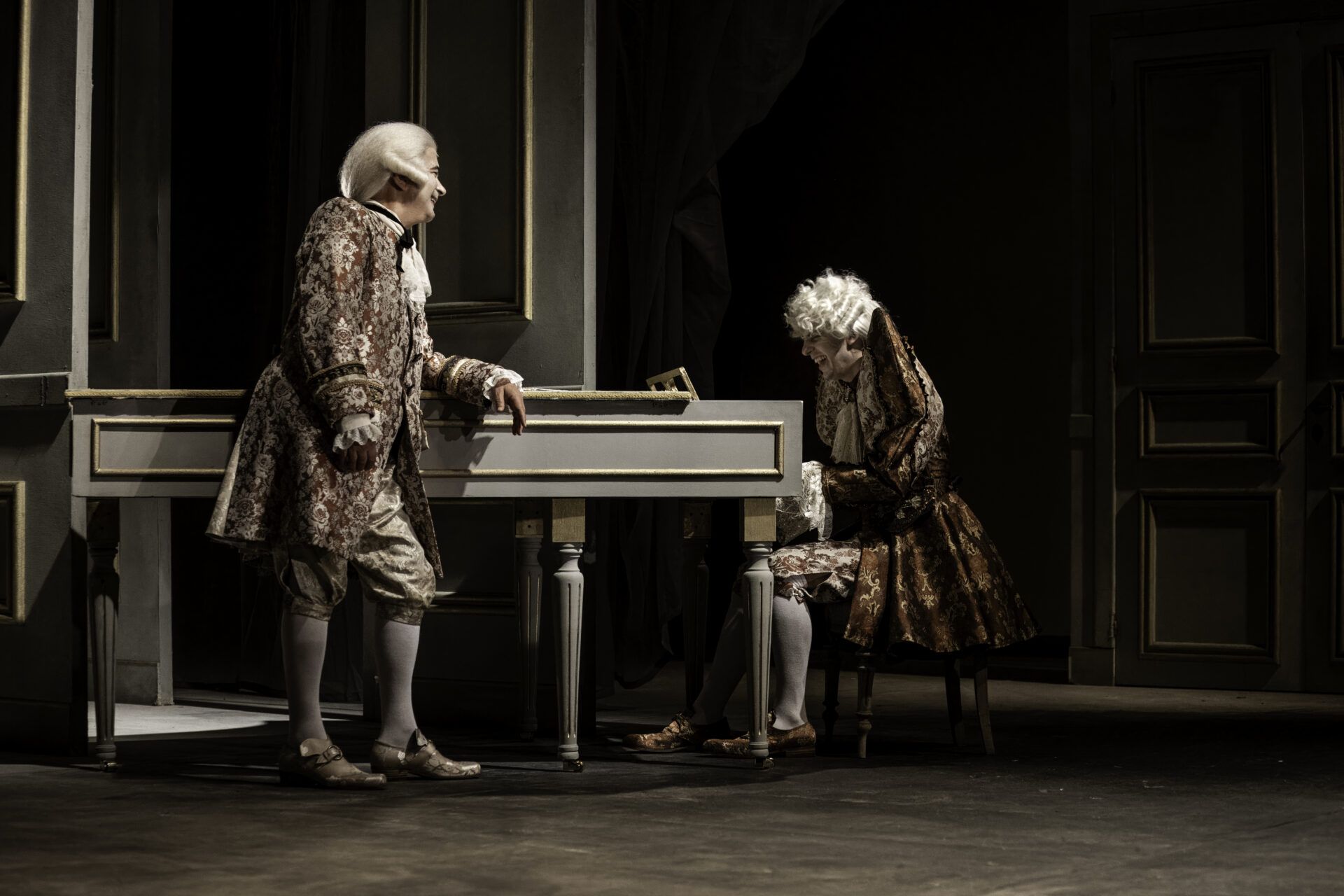 Da sinistra: Ferdinando Bruni e Daniele Fedeli in una scena di "Amadeus", credit @LailaPozzo