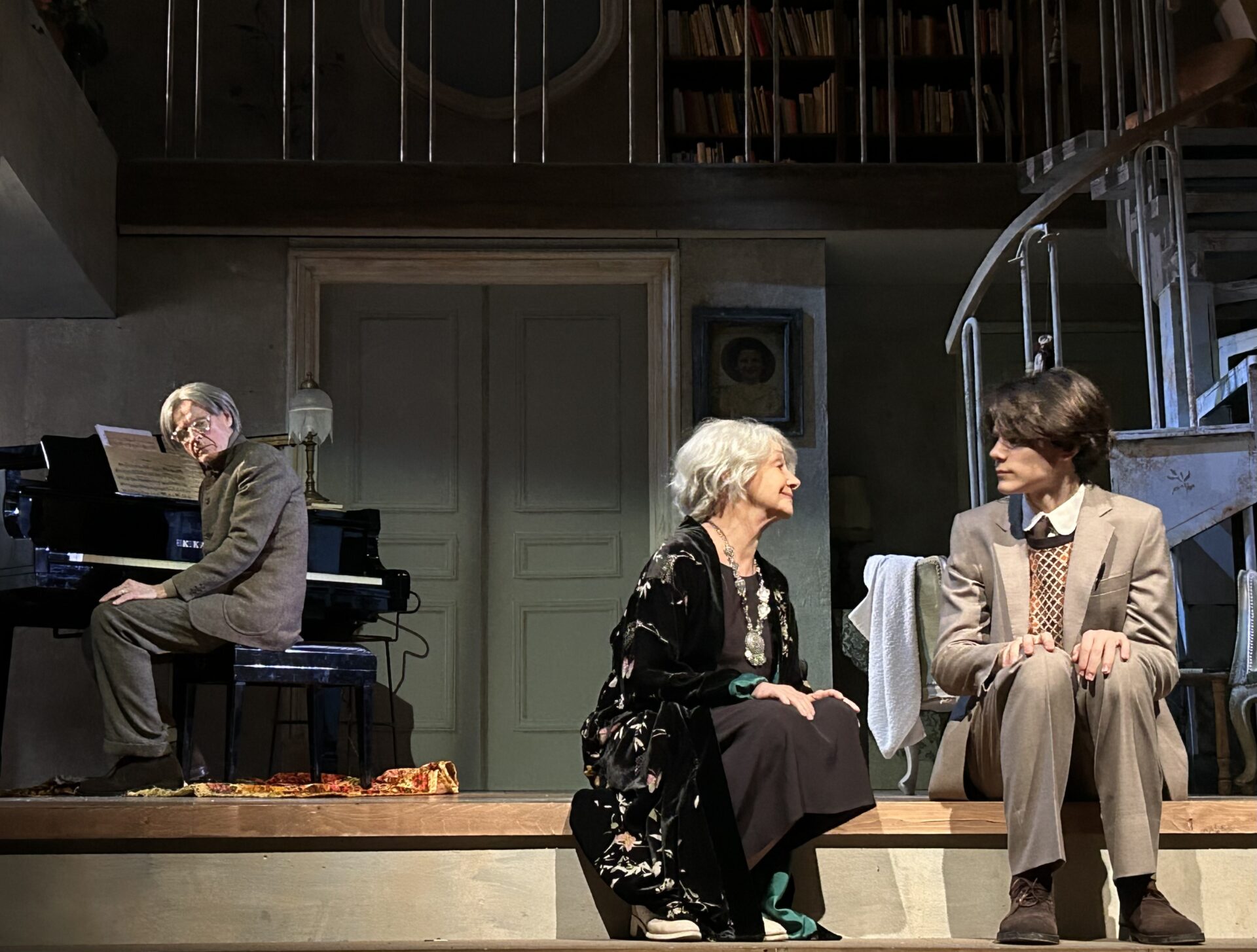 Andrea Soffiantini, Milena Vukotic, Federico di Giacomo in "Lezioni d'amore", credit @TeatroFrancoParenti