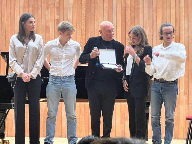 Bosisio riceve il Premio Berchet in mezzo agli studenti, credit @Milanoateatro