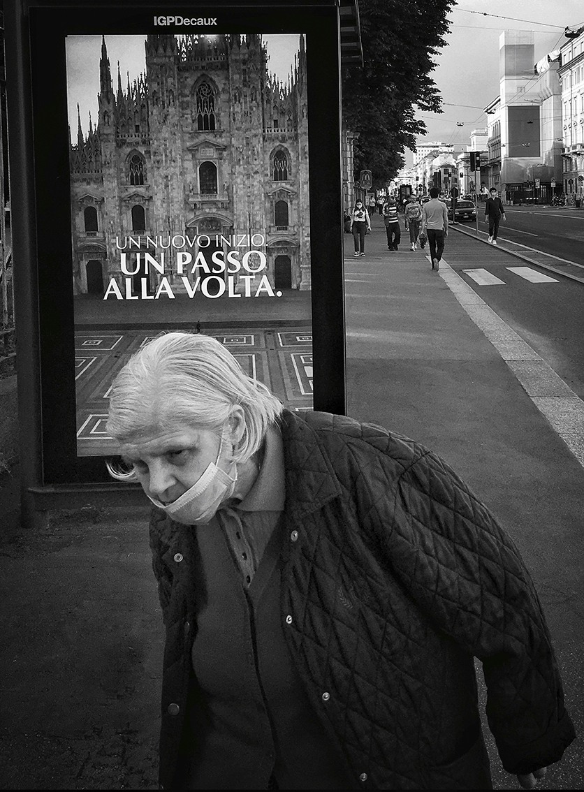 Anziana ritratta da Lorenzo De Simone durante il Covid, credit @LorenzoDeSimone