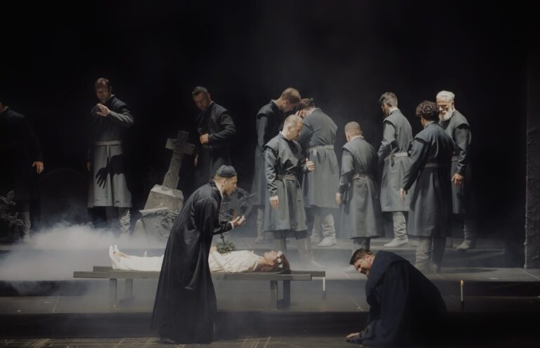 Una scena dalla "Lucia di Lammermoor", credit @TeatrulNationaldeOperaNaeLeonard-Galati