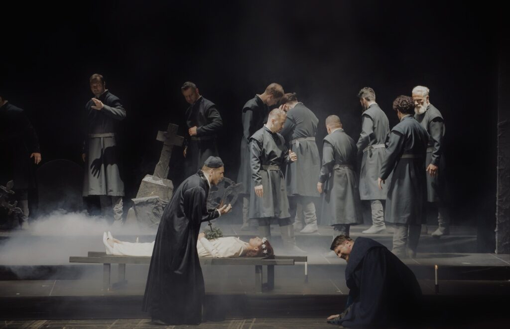Una scena dalla "Lucia di Lammermoor", credit @TeatrulNationaldeOperaNaeLeonard-Galati