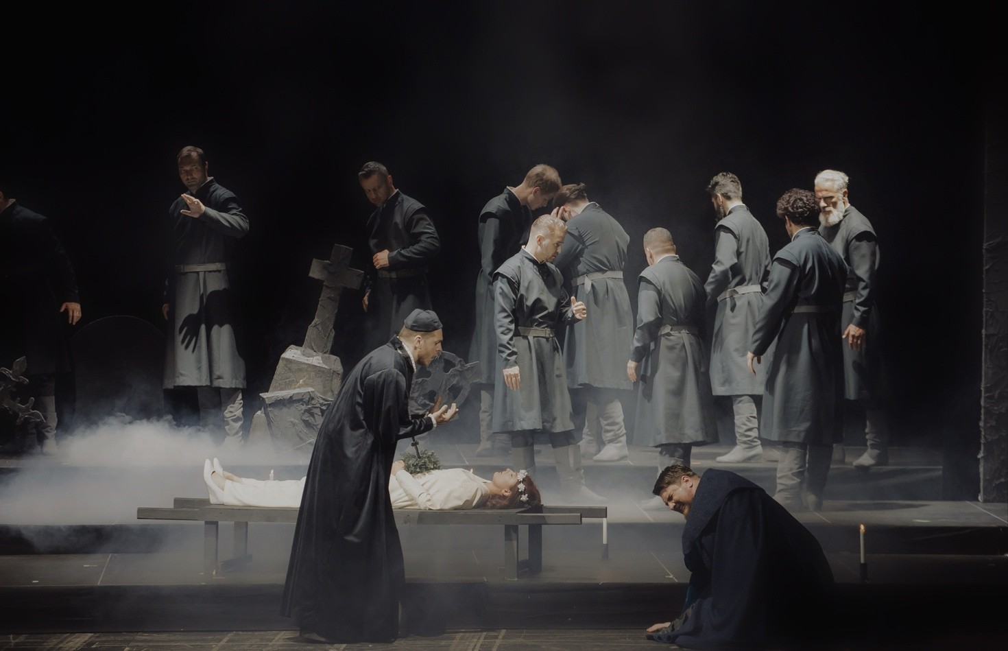 Una scena dalla "Lucia di Lammermoor", credit @TeatrulNationaldeOperaNaeLeonard-Galati