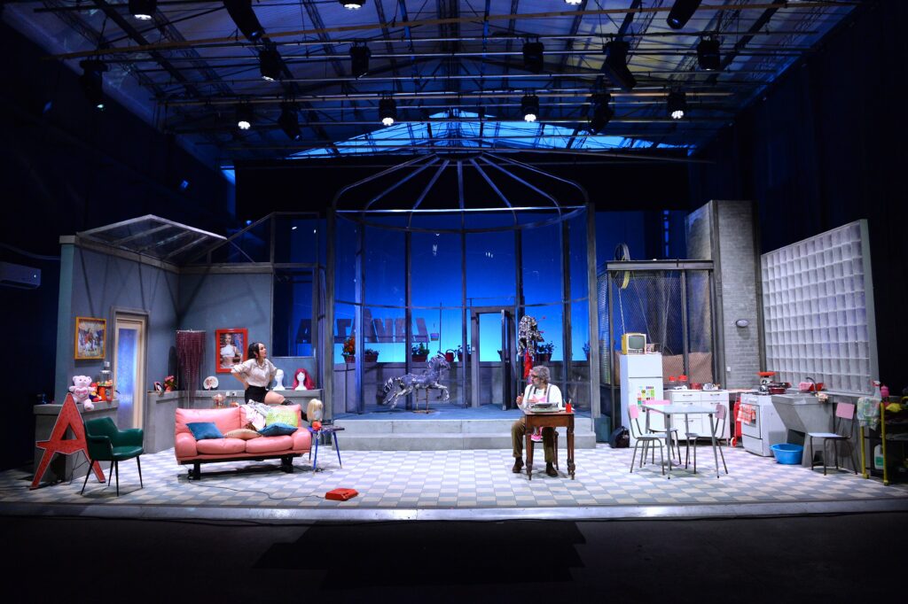 Una scena di "Gente di facili costumi", credit @TeatroManzoni