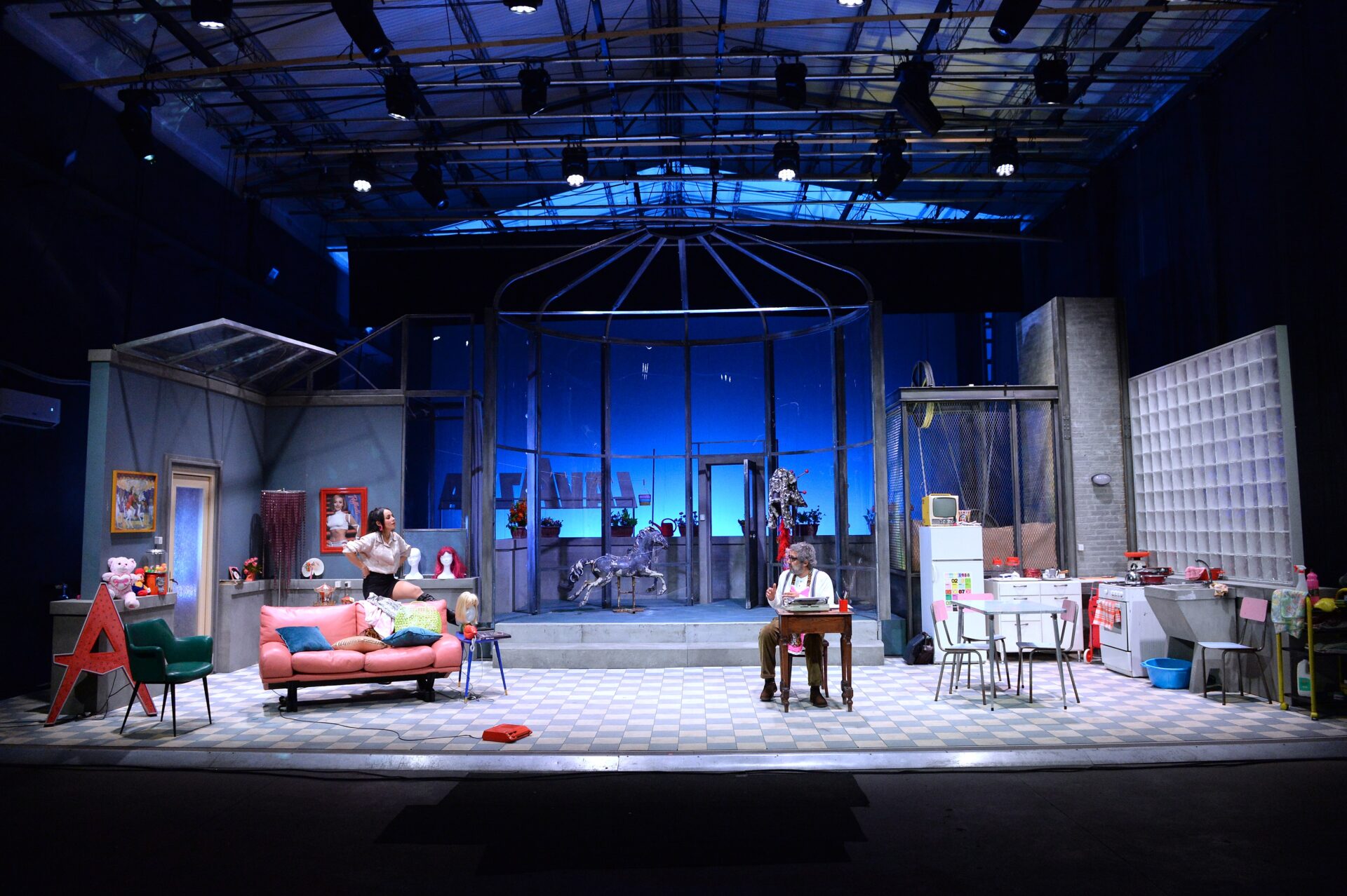 Una scena di "Gente di facili costumi", credit @TeatroManzoni