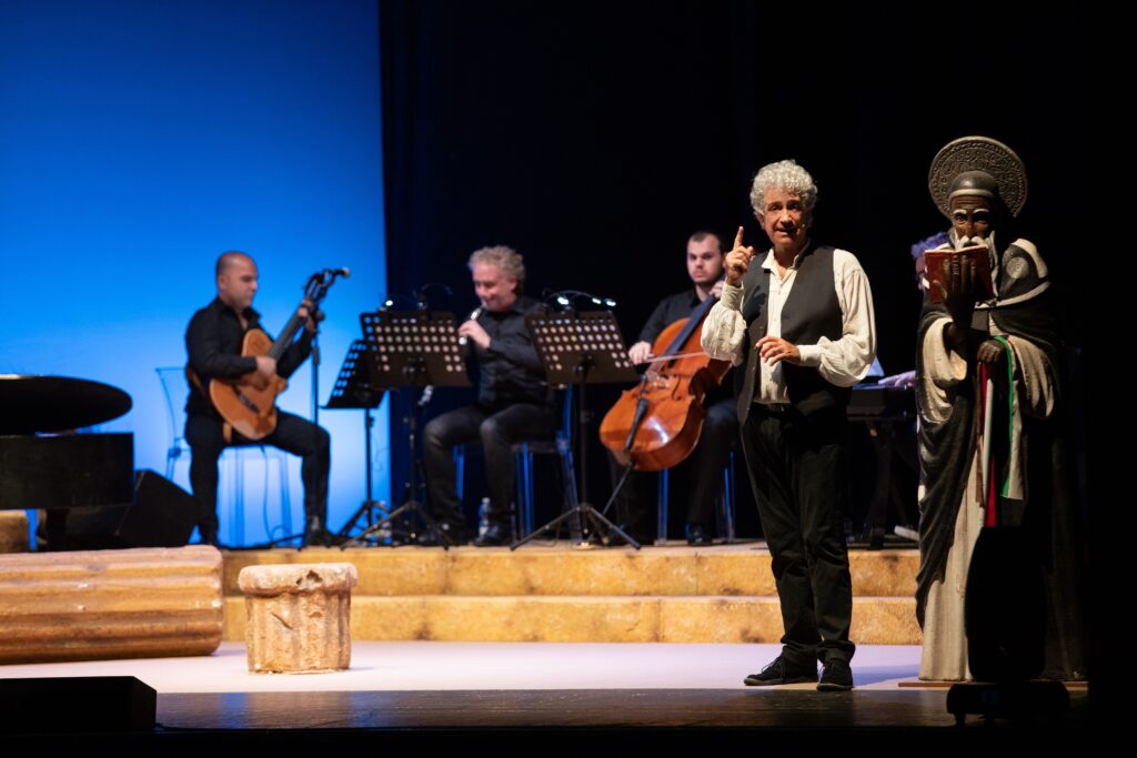Gianfranco Jannuzzo e i musicisti durante lo spettacolo "Fata Morgana", credit @TeatroManzoni