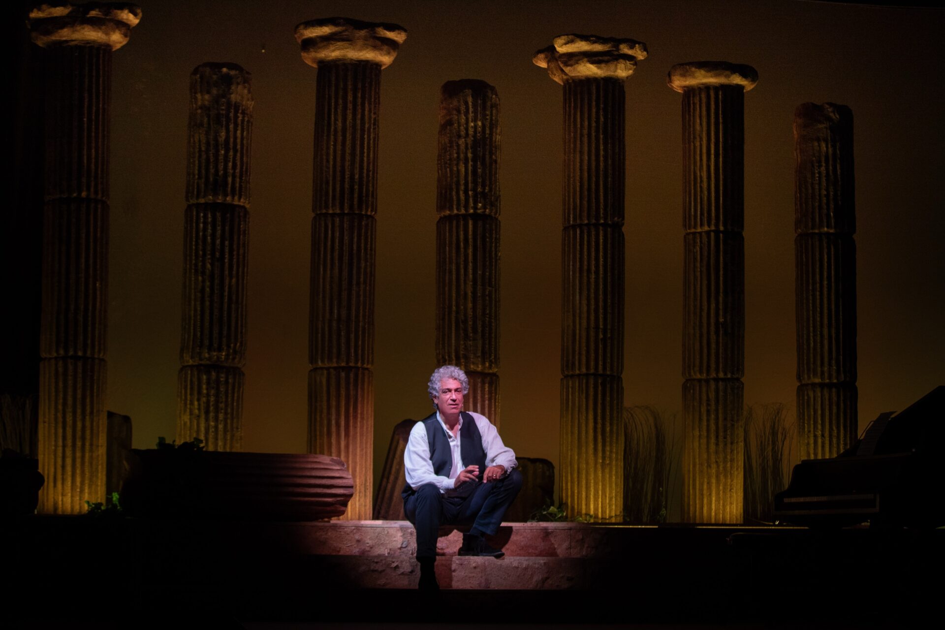 Gianfranco Jannuzzo durante lo spettacolo "Fata Morgana", credit @TeatroManzoni