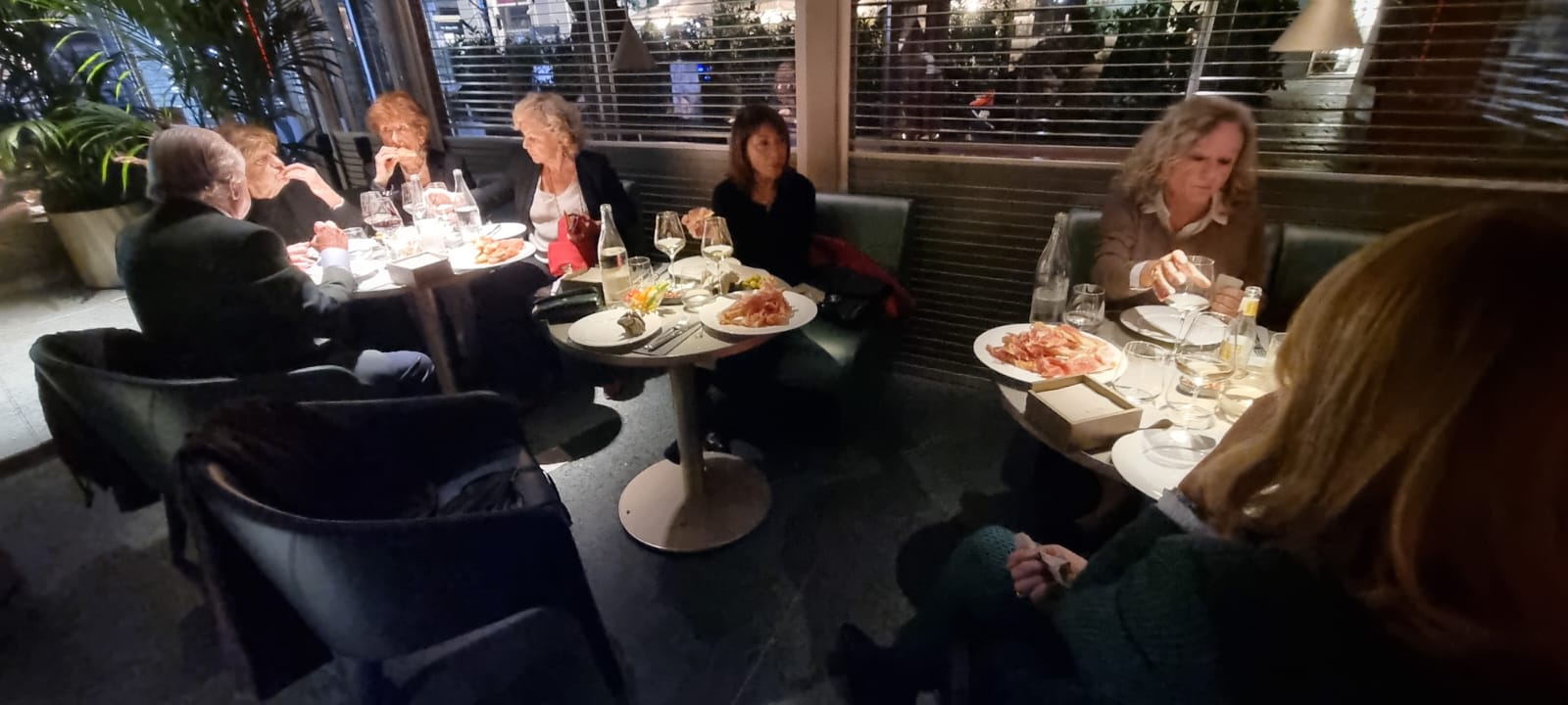 Una parte del gruppo di Milanoateatro durante l'aperitivo all'Armani Caffè Ristorante nella seconda delle tre serate Holè da Torero per "Testimone d'accusa" al Teatro Manzoni credit@MartaCalcagno