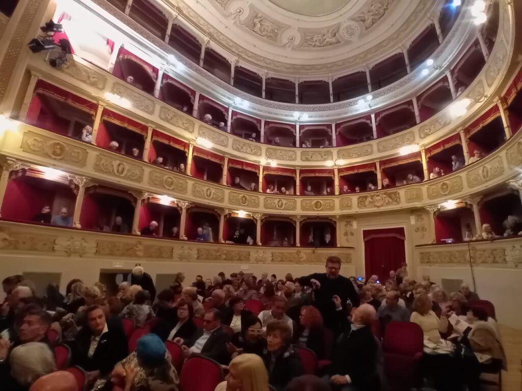 Il Teatro Verdi di Fiorenziuola la sera della presentazione della Sytagione 2024-25 e dello spettacolo "Un bel dì vedremo" di e con Paolo Bosisio. Credit @MartaCalcagno