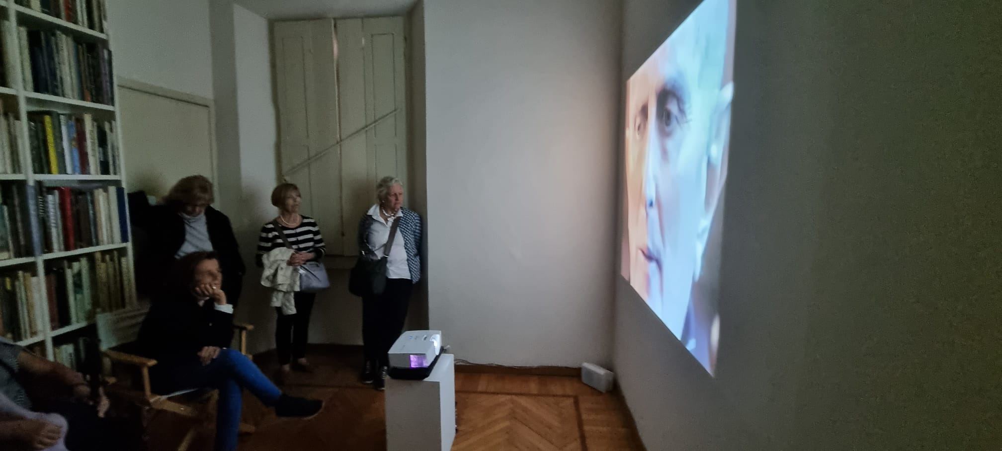 l'ultima sala della mostra: Testori malato rilascia una video intervista di grande forza emotiva