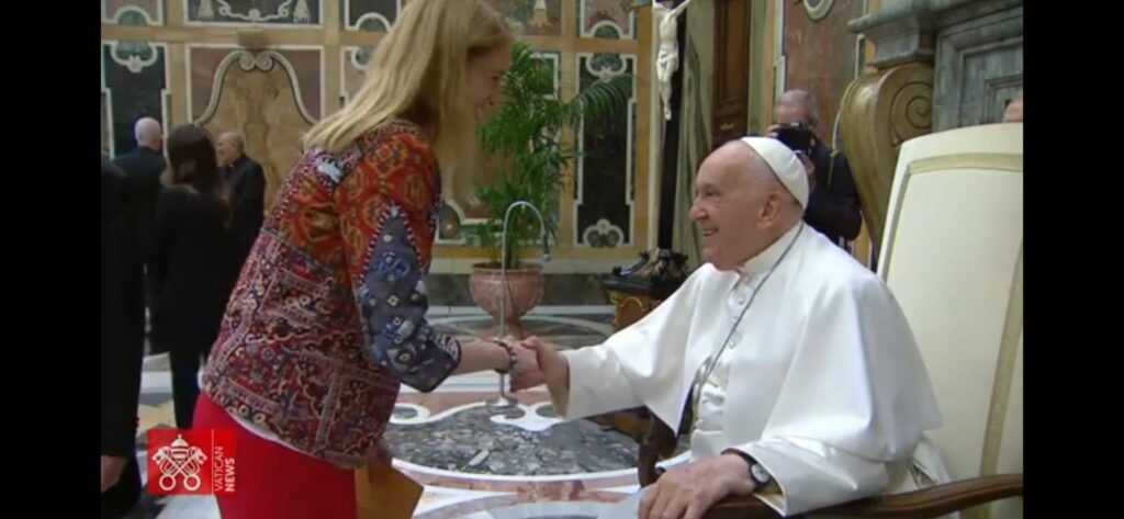 Ippolita Baldini saluta Papa Francesco in Vaticano in occasione dell'incontro che il Pontefice stesso a voluto con gli attori comici del Mondo, credit @vaticannews