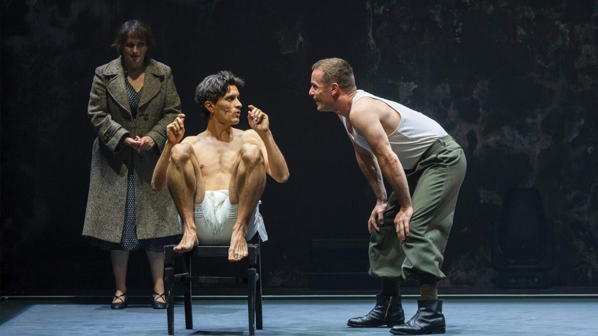 Sullo sfondo, Franca Penone. In primo piano da sinistra Francesco Sferrazza Papa e Alberto Onofrietti, credit @TeatroFrancoParenti