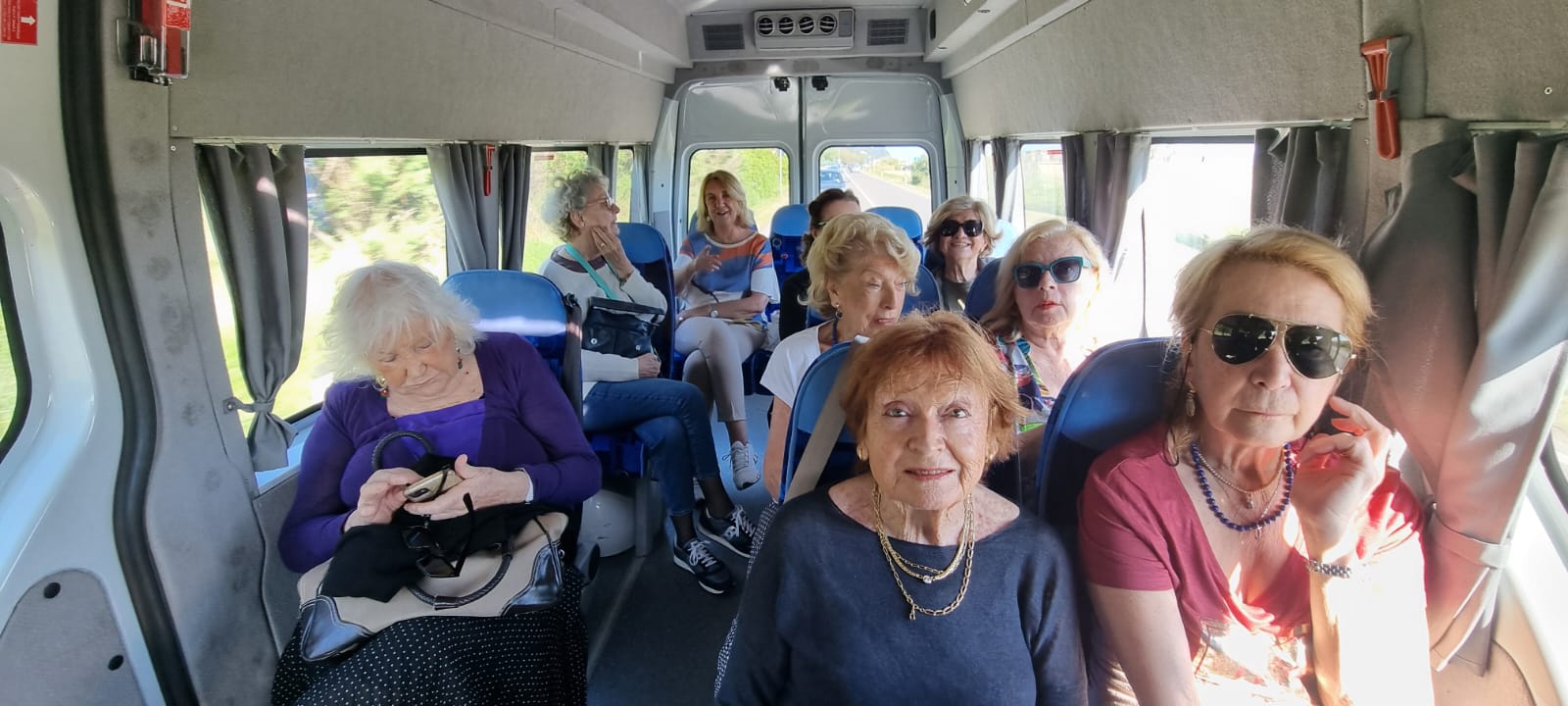 Alcune delle partecipanti al viaggio, in pulmino in partenza per le visite. Credit @MartaCalcagno