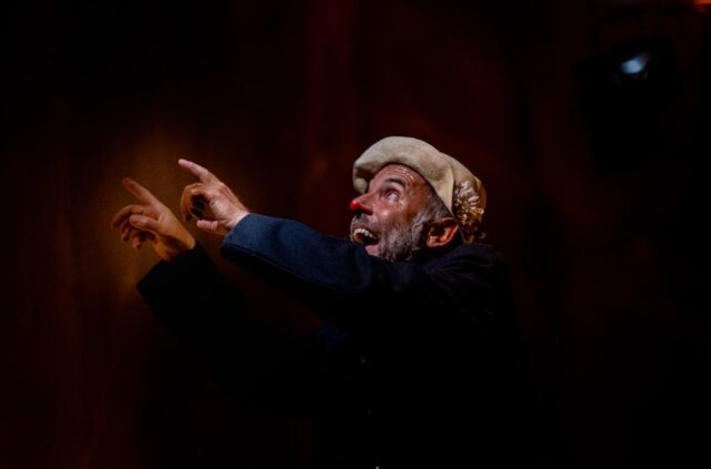 Mario Sala nell'interpretazione de "L'uomo ridicolo", credit @TeatroOutOff