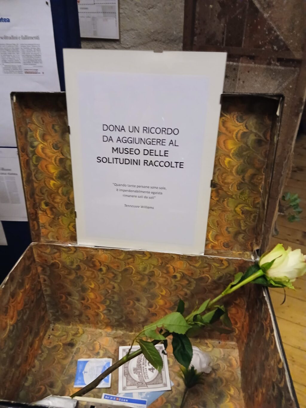 Spettatori liberi di lasciare un oggetto per il museo delle Solitudini Raccolte, alla fine dello spettacolo. Credit, @martacalcagno
