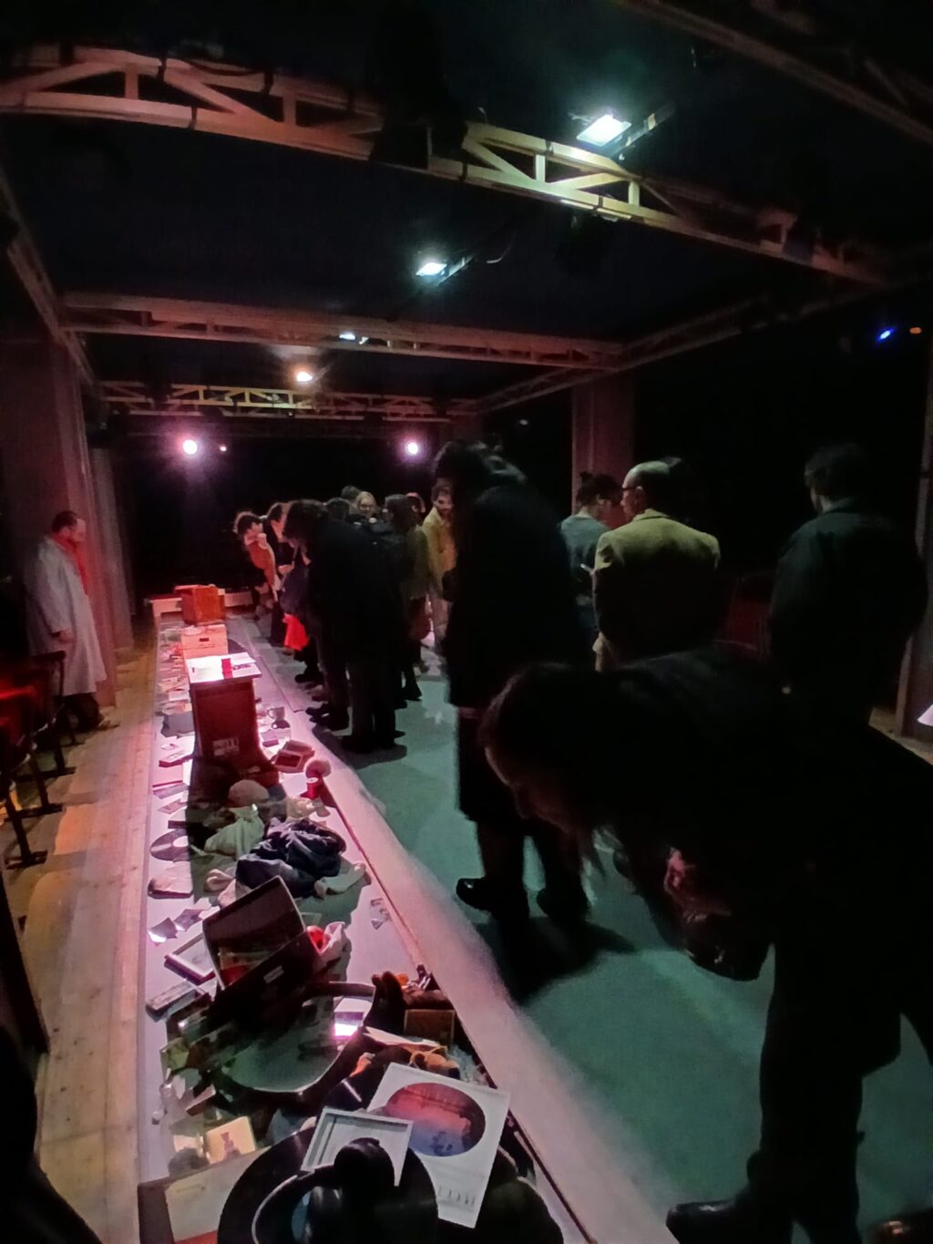 Spettatori liberi di visitare la scenografia, ovvero il museo delle Solitudini Raccolte, alla fine dello spettacolo. Credit, @martacalcagno