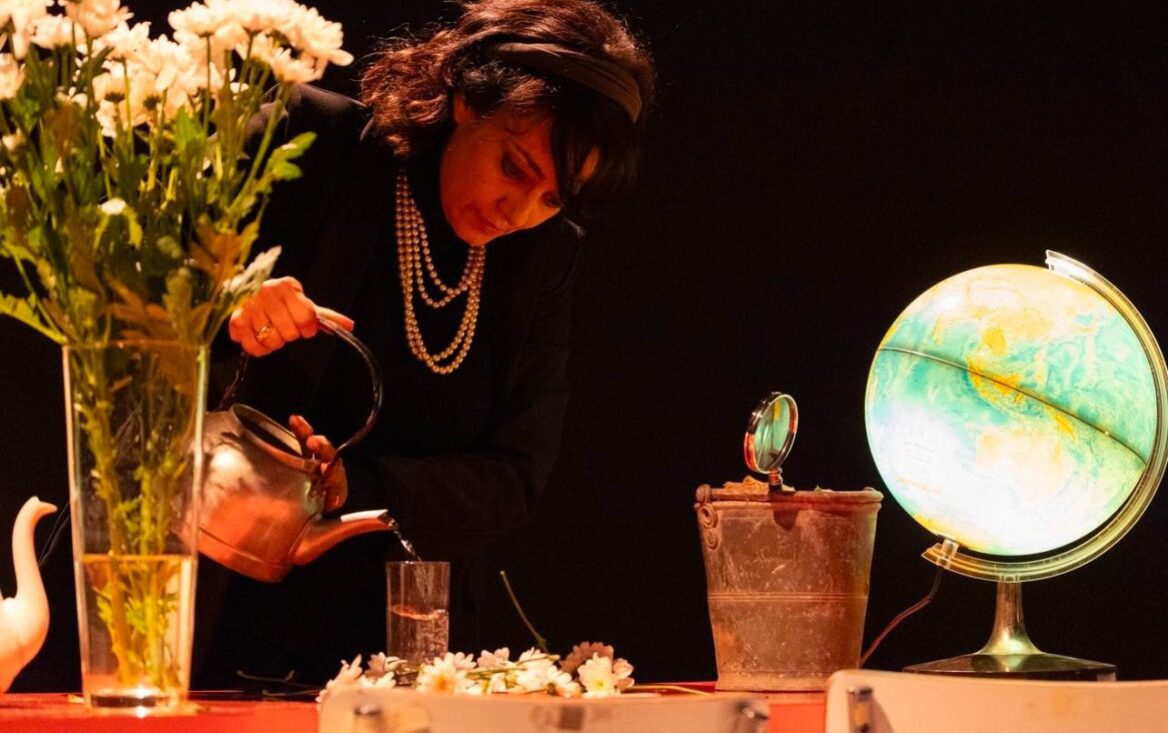 Elena Arvigo in una scena dello spettacolo, credit @manuelagiusto