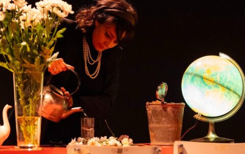 Elena Arvigo in una scena dello spettacolo, credit @manuelagiusto