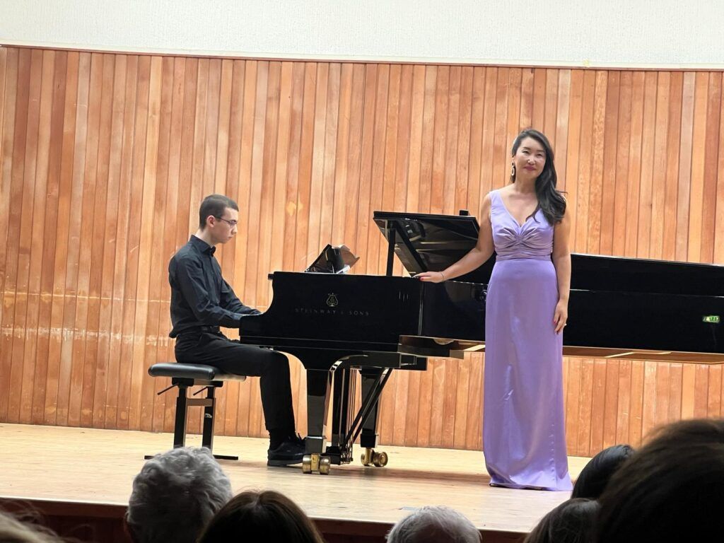 La soprano Young Ju Kim e al pianoforte Sebastiano Benzing durante la serata di premiazione, credit @Milanoateatro