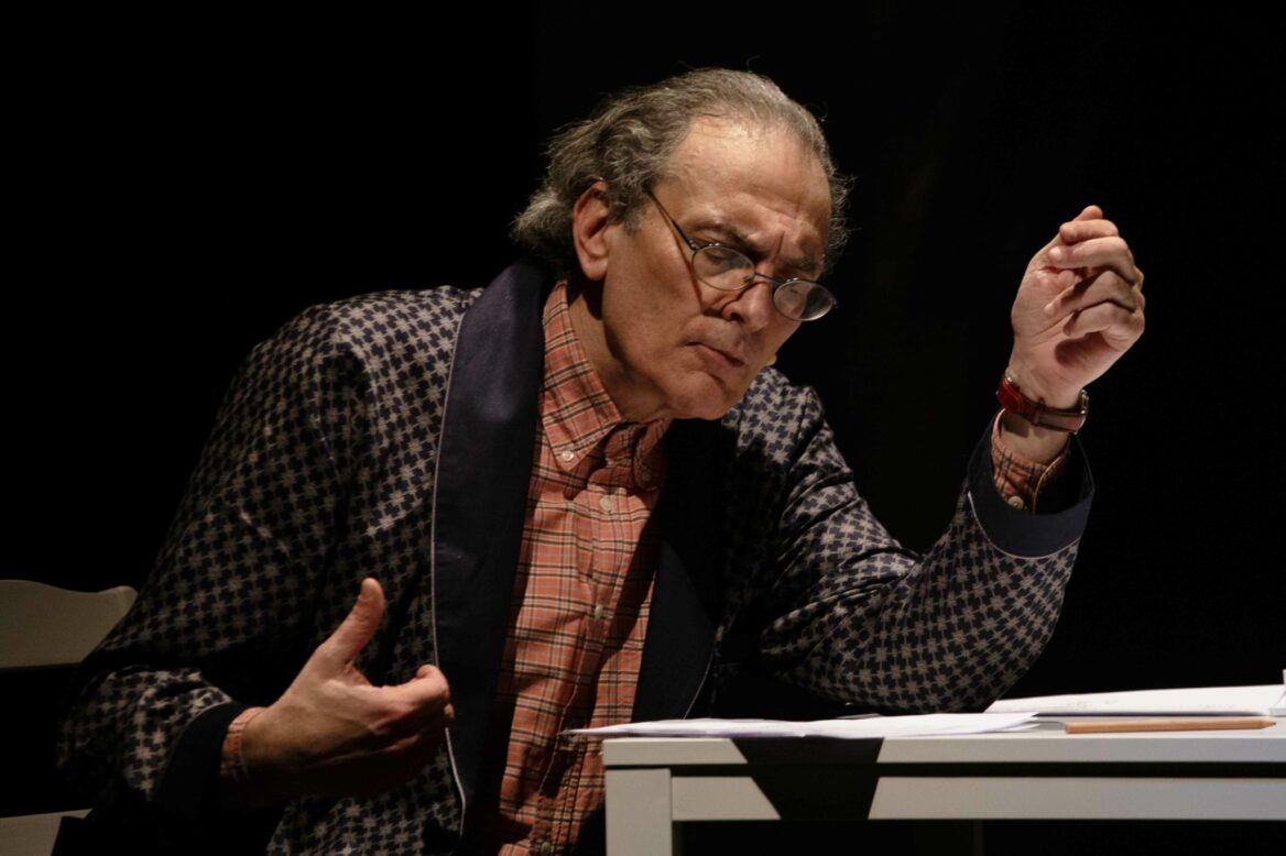 Roberto Trifirò in scena in "Cemento", credit @angeloredaelli
