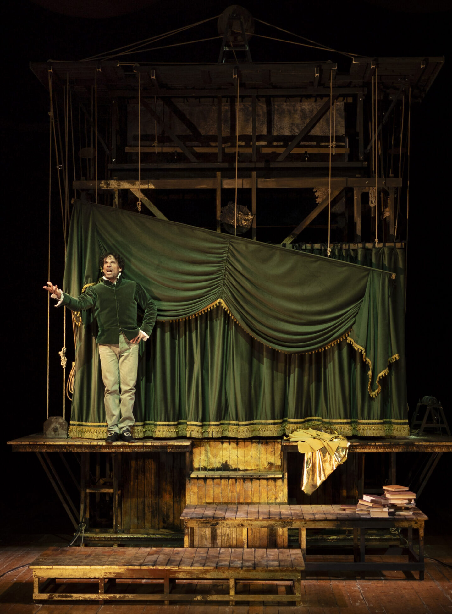 Francesco Montanari in scena in "Storia di un cinghiale", credit @masiarpasquali