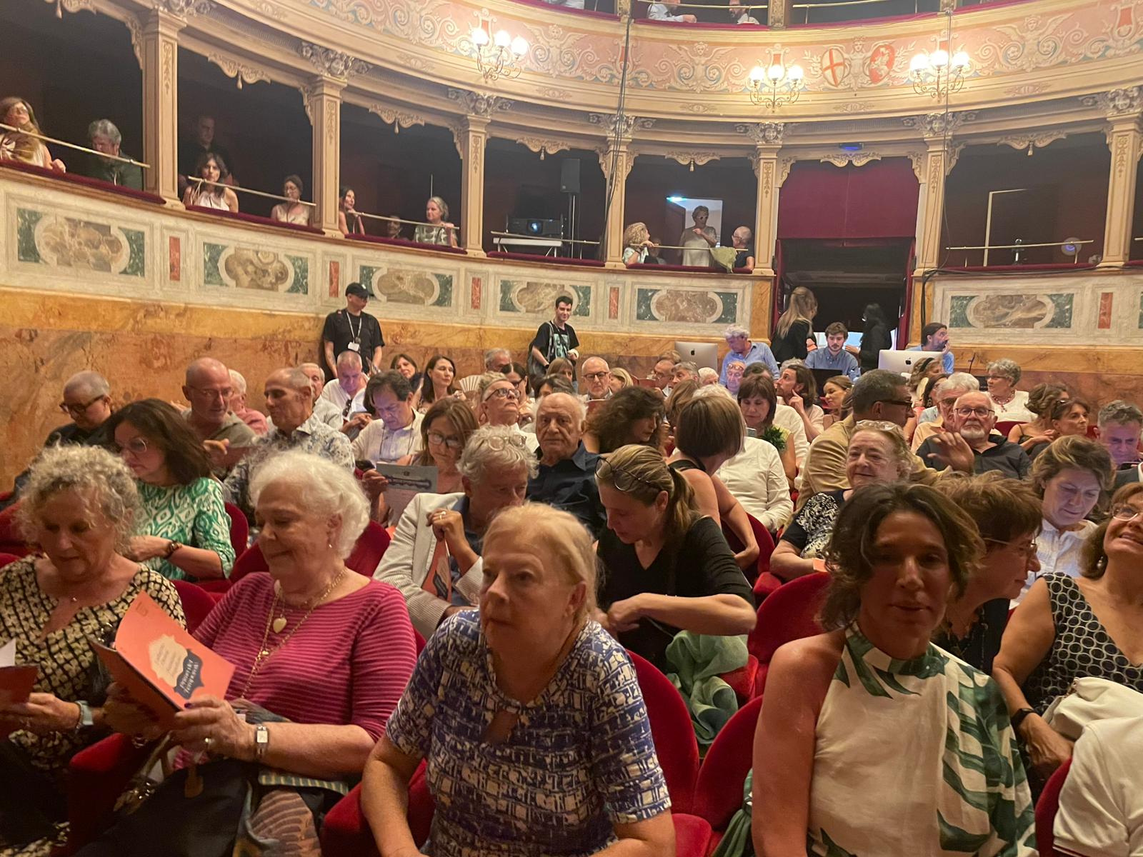 La platea del Teatro Caio Melisso Carla Fendi prima dell'inizio della Prima di "Prima del Temporale", credit @Milanoateatro