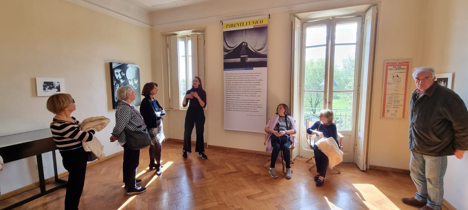 Francesca spiega a Milanaoetatro parte della mostra "Fotoromanzo"